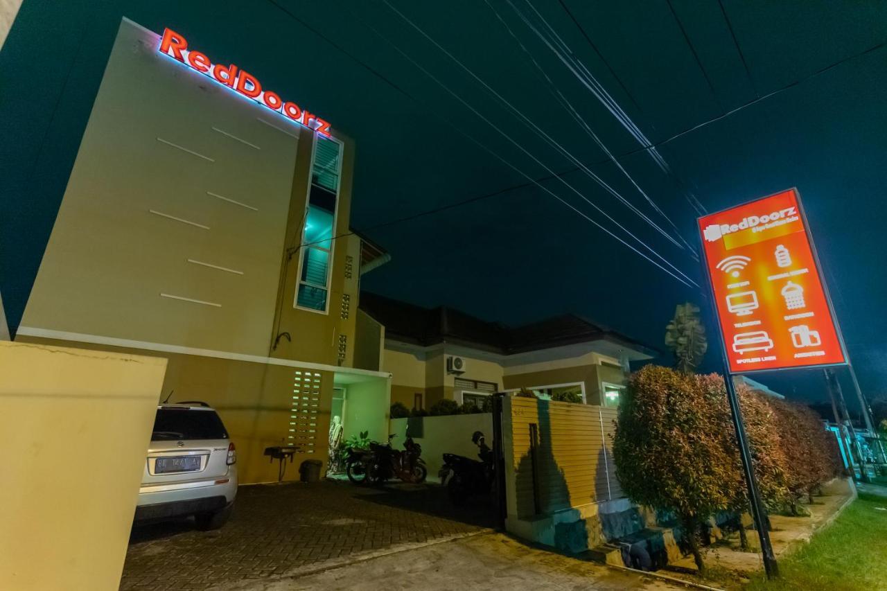 Reddoorz At Joyce Guest House Medan Exterior foto